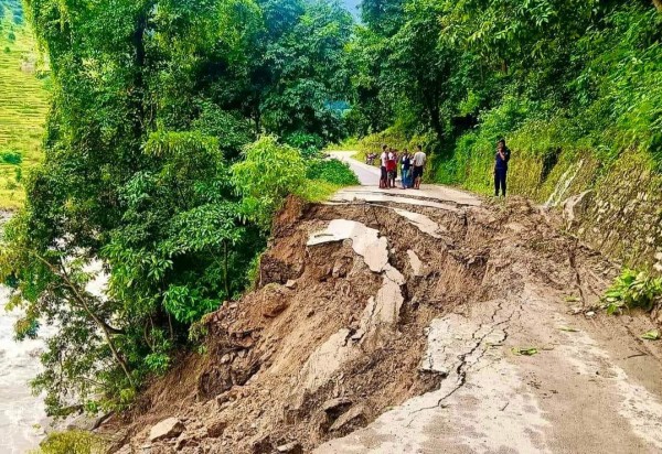 पहिरोले सडक भासिएपछि पुष्पलाल लोकमार्ग अवरुद्ध